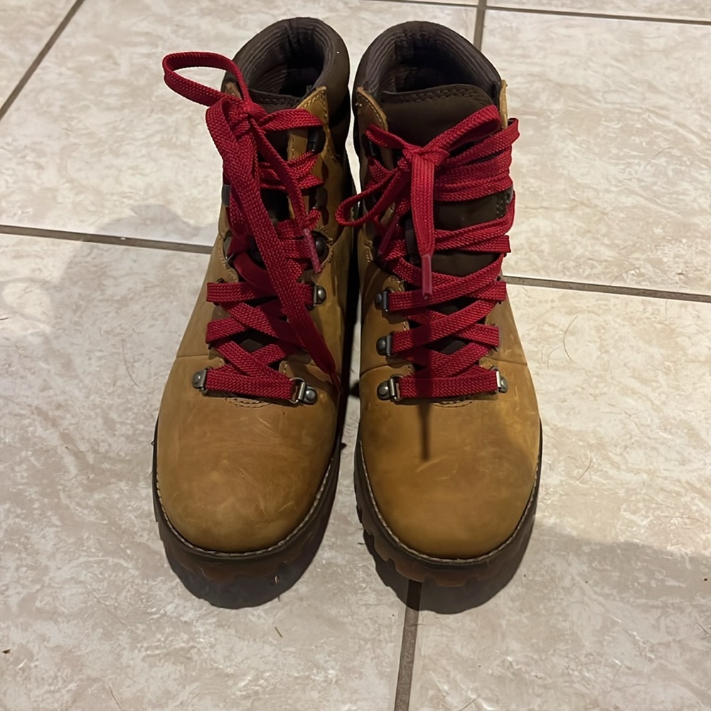 New never worn timberland boots